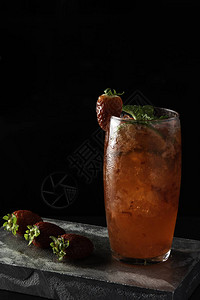 巴西的草莓Caipirinha在酒吧图片