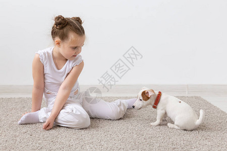 儿童宠物和动物概念女童在室图片