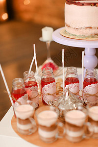 美味的生日蛋糕和美味的家在桌子上做了饮料图片