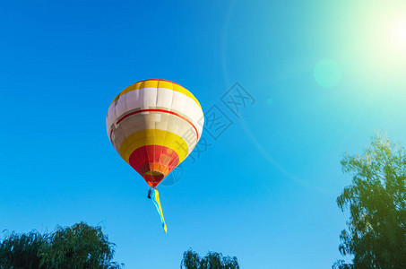 色彩多的热气球在蓝天图片