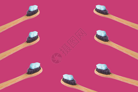 在粉红背景上隔离的蓝牙膏竹牙刷框架个人牙科卫生概念无图片