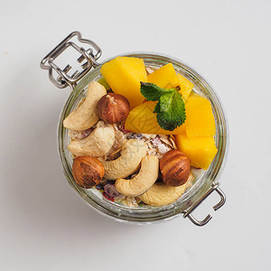 加椰子牛奶芒果和坚果的罐子里的Chia种子布图片