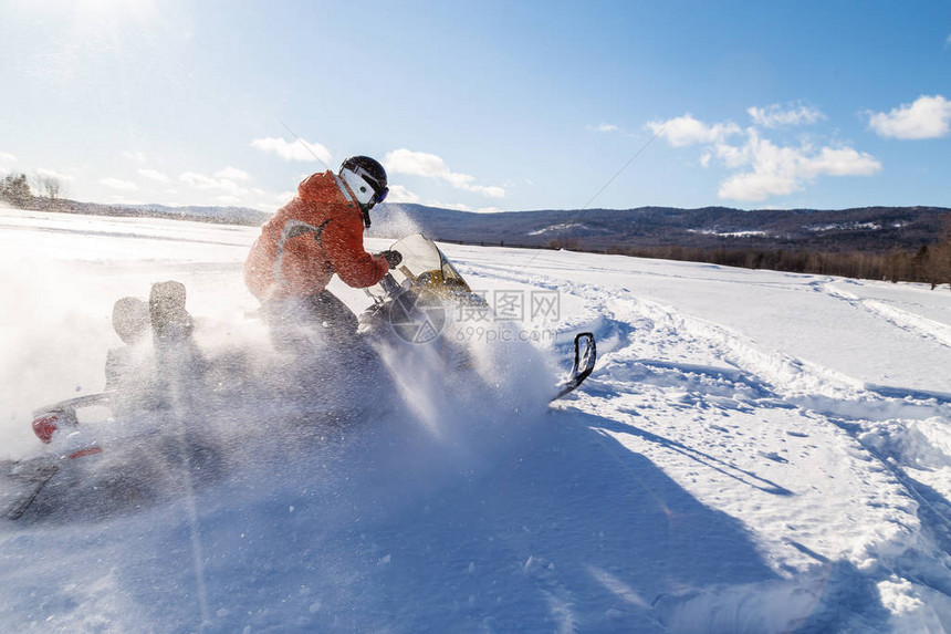 运动员在乌拉尔山区骑着雪地摩托图片