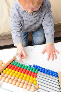 孩子学习数小男孩用算盘学习数学背景图片