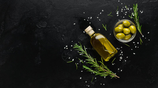 橄榄油新鲜橄榄和迷迭香螺丝黑底顶视图片