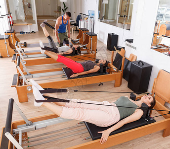 使用现代健身设备在运动垫上进行伸图片