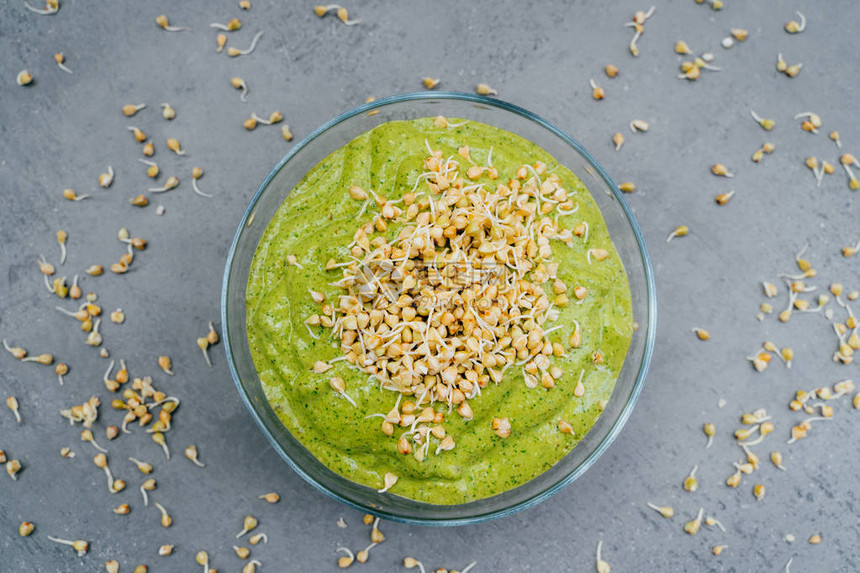 绿色荞麦芽碗中绿色冰沙盘的顶部视图健康的早餐素菜膳食富含维图片