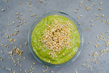 绿色荞麦芽碗中绿色冰沙盘的顶部视图健康的早餐素菜膳食富含维图片
