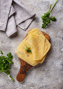 在砧板上切奶酪顶视图图片