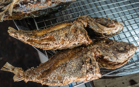 PhsarLeu市场关闭了两条新鲜的烤鱼和棕色鱼图片