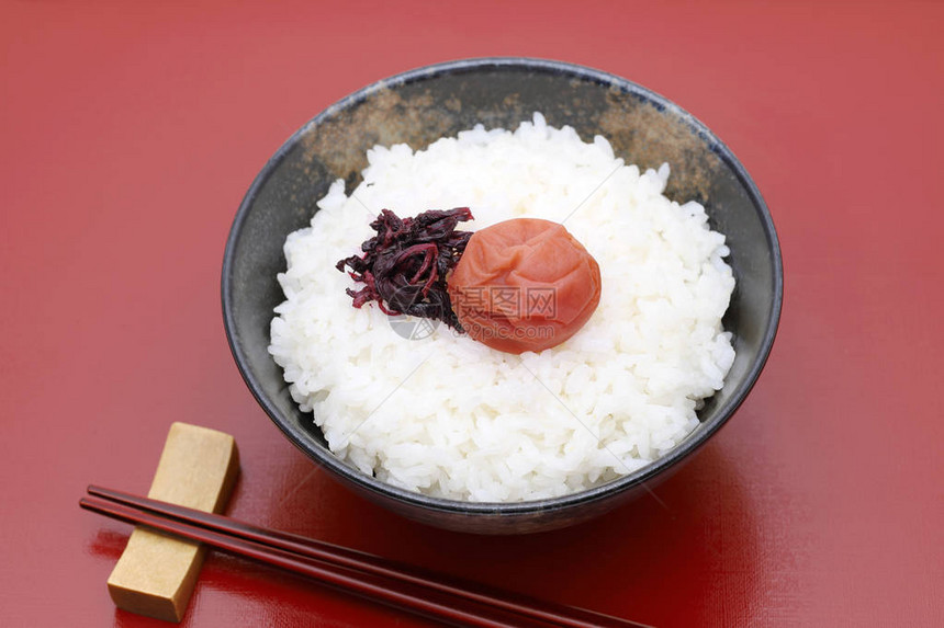 日本白米煮熟白饭的白图片