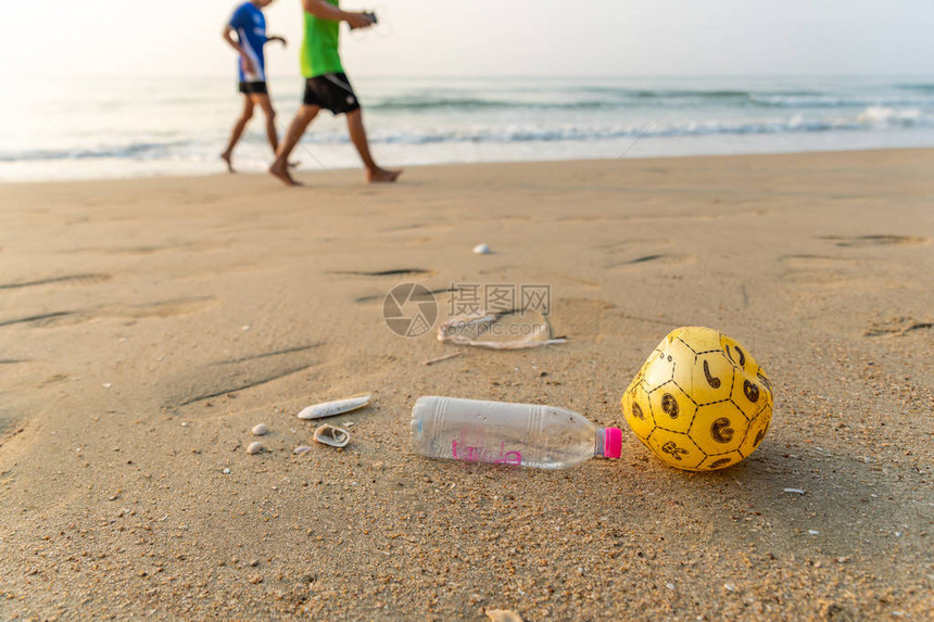 无知和傲慢的游客在海滩上留下了对环境有害的塑料垃圾图片