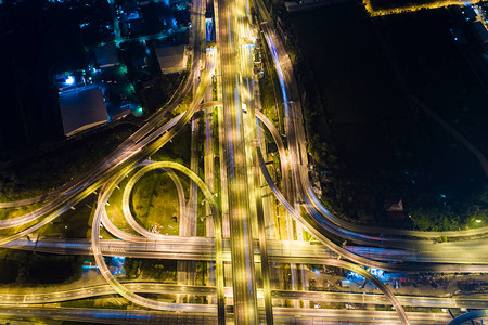 夜间交通城市运输公路视车辆行驶情况图片