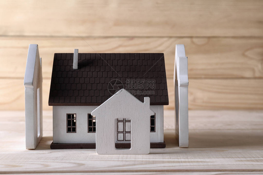 木制桌上的房屋模型图片