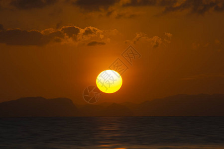 日落天空的大太阳在金色时辰的湖边图片