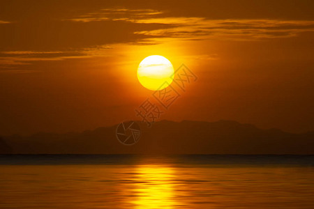 湖边的日落天空下大太阳照耀着时辰图片