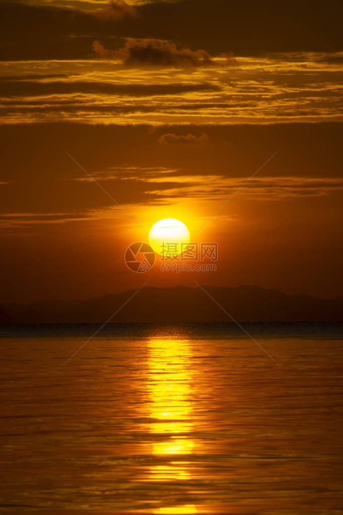湖边日落的垂直图像图片