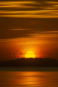 半个大太阳的垂直图像在时点湖边日落天空图片