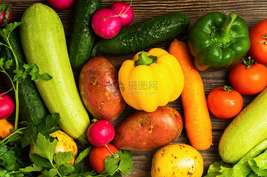 新鲜蔬菜束绿色木制背景上素食主义是一种健康的生活方式平面布局从上面查看复图片