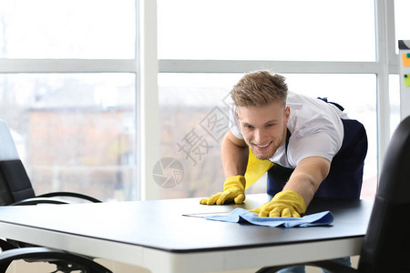 办公室男清洁工清洁桌子图片