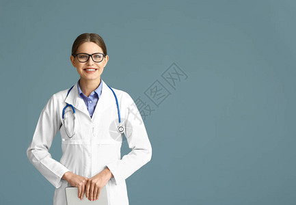 灰色背景下年轻妇科医生的肖像图片