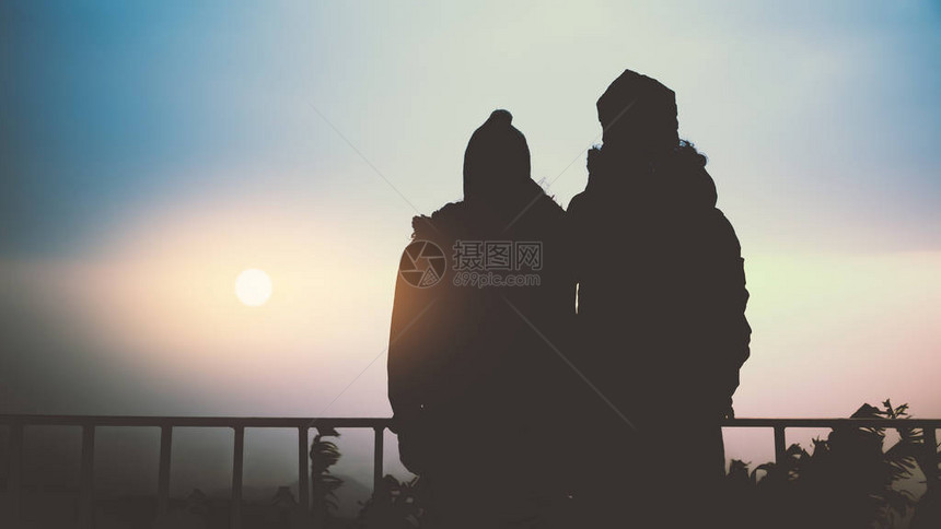 女和男爱人在节假日旅行图片