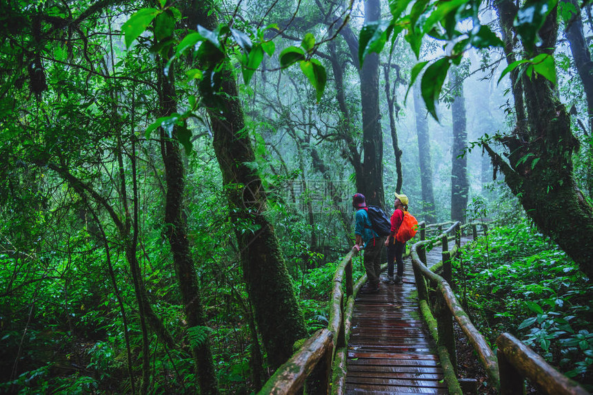 爱人亚洲男人亚洲女人旅行自然旅行放松泰国清迈雨季图片