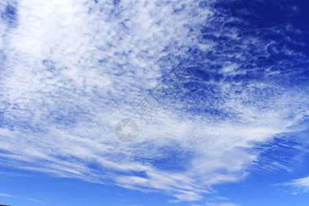 阳光明媚的天空白云密布图片