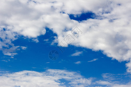 阳光明媚的天空白云密布图片
