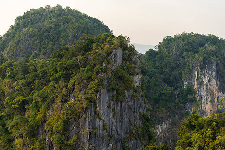 泰国的悬崖和山丘覆盖热带图片