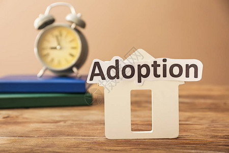 房子的图和桌子上的单词ADOPTION图片