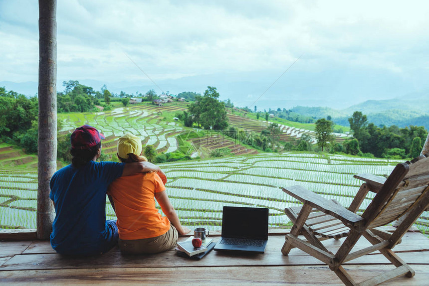 情人女和男人亚洲旅游自然旅行放松度假村的阳台山上田野的景色夏季图片