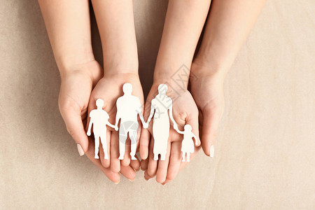 妇女和儿童的手与家庭人数图片