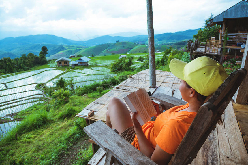 亚洲女人旅行的质旅行放松坐在度假村的阳台上看书夏季在山上的字段视图泰国教育图片