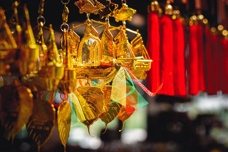 在佛寺为游客出售幸运符图片