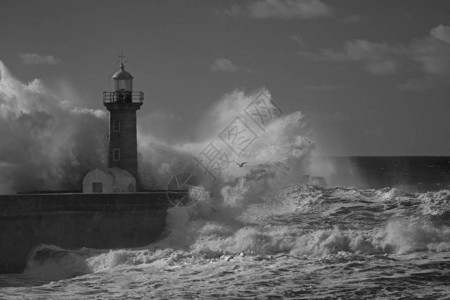 红外线风暴的海景多罗河口是老码头和灯塔图片