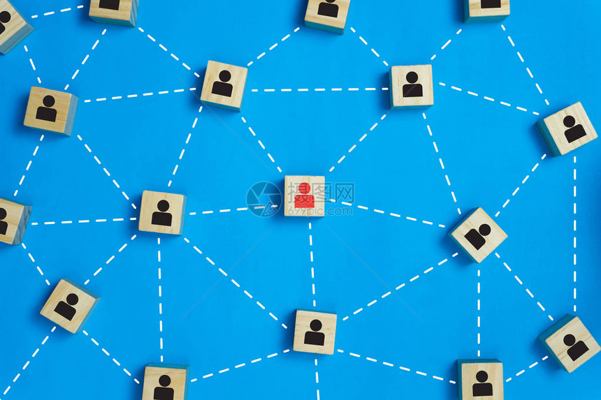 领导力和网络团队合作概念木块上的红色商人图标在木块上的黑色商业图标之间描述网络和工作是一图片