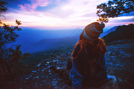 亚洲女人旅行照片质旅行放松看太阳落在山的图片