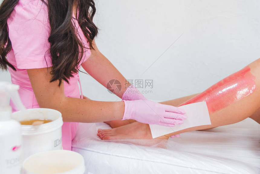 糖制概念美容酒吧妇女脱腿毛用粉色图片