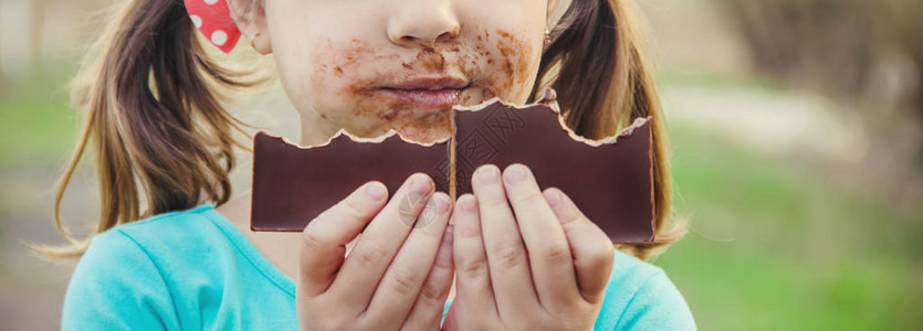 甜牙孩子吃巧克力有选择的高清图片