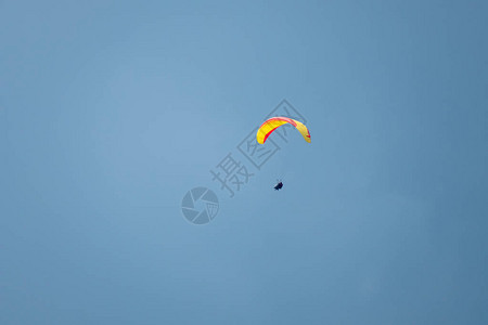 坦迪姆滑翔伞在阴云图片