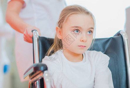 白种残疾女孩乘坐轮椅进入康复中心图片