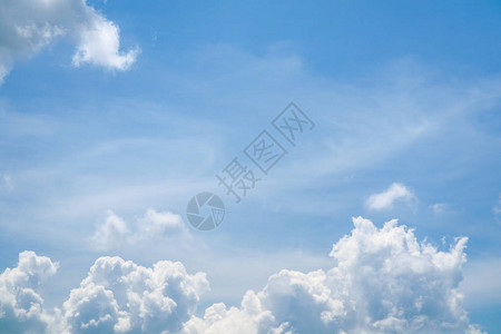 蓝色天空柔软的乌云白色大堆图片