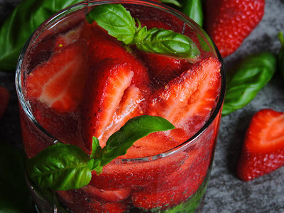 用草莓和罗勒提神的排毒饮料明亮多汁的草莓柠檬水图片