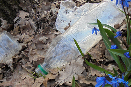 空塑料瓶和包装袋图片