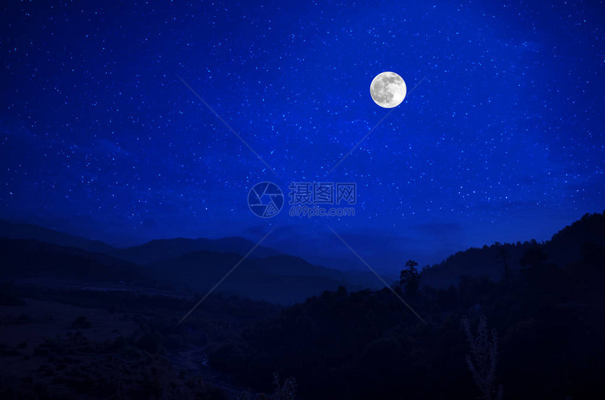 满月之夜穿过森林的山地路在夜晚与大月亮相伴的图片