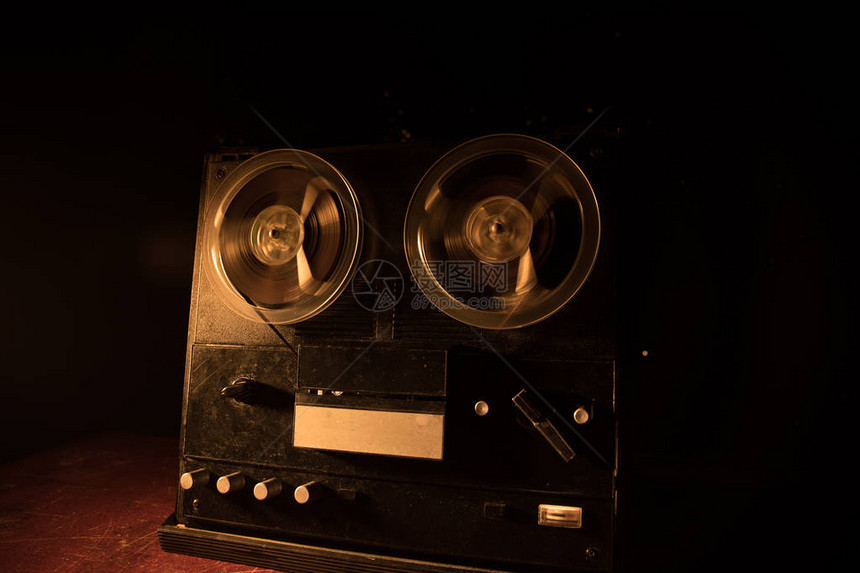 旧的老式卷轴到卷轴播放器和录音机在深色调的雾背景上带卷盘的模拟立体声开盘式录音机播放器图片