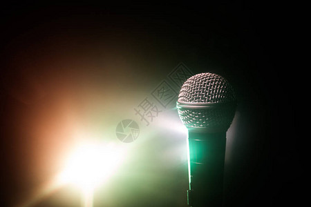 用于音频工作室或舞台的声音乐卡拉OK的麦克风麦克风技术声音背景图片