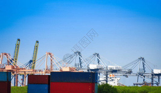 进出口业务中的货运起重机和集装箱船以及港口行业和水图片
