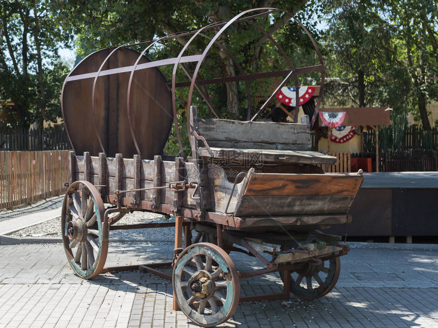 带轮子和金属结构的古董木制马车图片